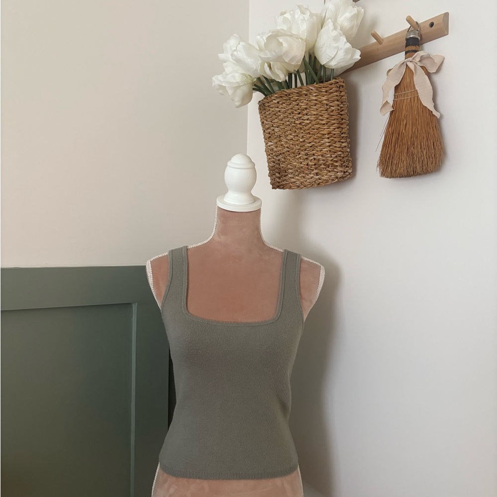 Abercrombie & Fitch Ribbed Tank Top – Muted Sage Green (Women’s Small)